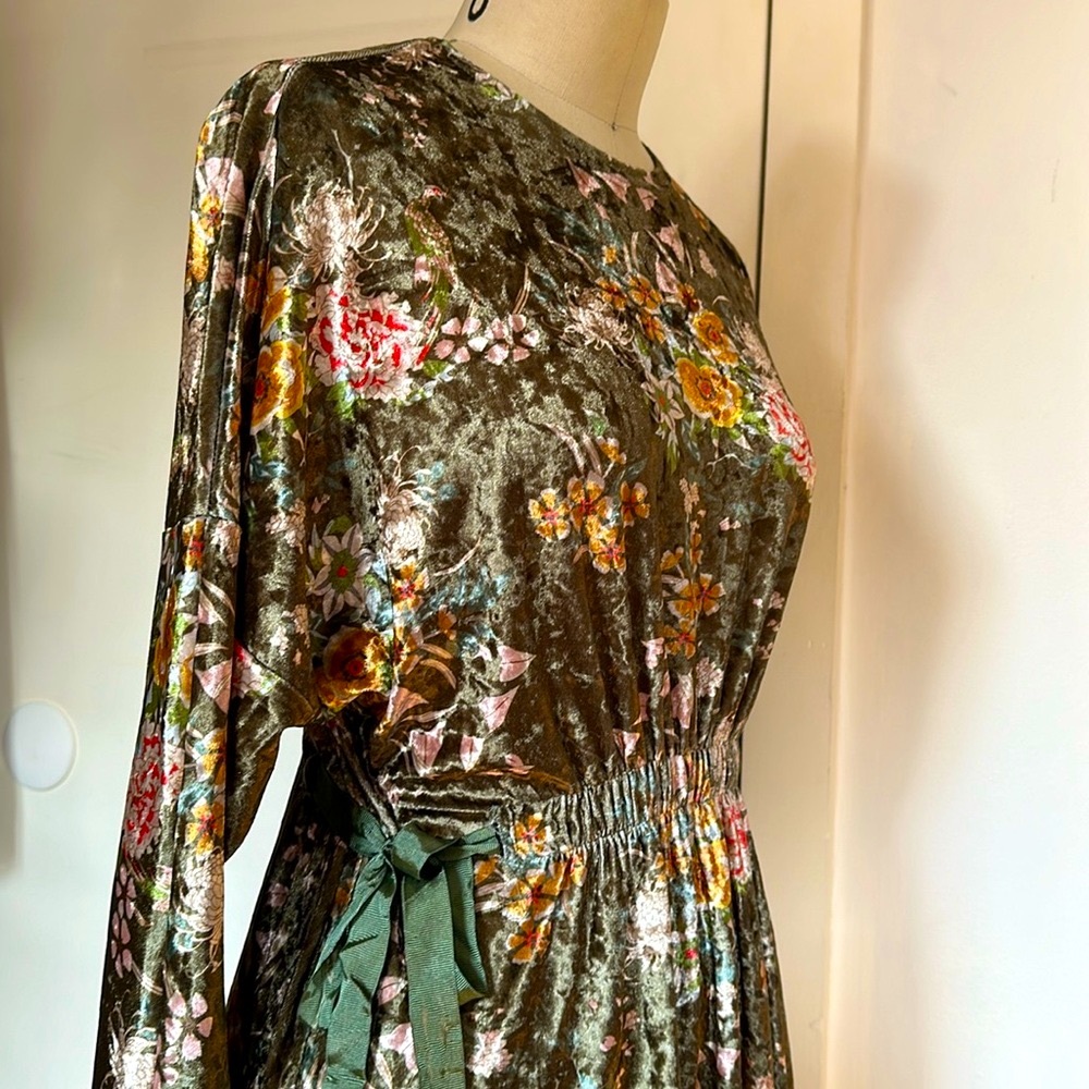 Need a dress to make a statement this is it!! Gorgeous velvety print!